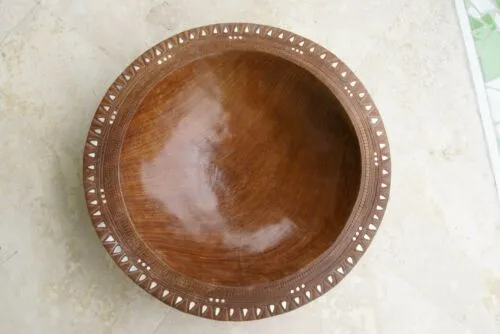 16”x 16”x 4”UNIQUE  STUNNING KWILA WOOD DEEP BOWL WITH INCISED BORDERS AND TEAR SHAPE & ROUND MOTHER OF PEARL INLAYS BY RENOWNED TRIBAL SCULPTOR FROM REMOTE TROBRIAND ISLANDS MELANESIA MASSIM SOUTH PACIFIC COLLECTOR DESIGNER ART 2A64