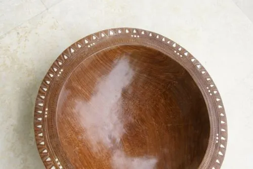 16”x 16”x 4”UNIQUE  STUNNING KWILA WOOD DEEP BOWL WITH INCISED BORDERS AND TEAR SHAPE & ROUND MOTHER OF PEARL INLAYS BY RENOWNED TRIBAL SCULPTOR FROM REMOTE TROBRIAND ISLANDS MELANESIA MASSIM SOUTH PACIFIC COLLECTOR DESIGNER ART 2A64