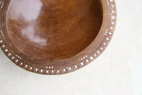 16”x 16”x 4”UNIQUE  STUNNING KWILA WOOD DEEP BOWL WITH INCISED BORDERS AND TEAR SHAPE & ROUND MOTHER OF PEARL INLAYS BY RENOWNED TRIBAL SCULPTOR FROM REMOTE TROBRIAND ISLANDS MELANESIA MASSIM SOUTH PACIFIC COLLECTOR DESIGNER ART 2A64